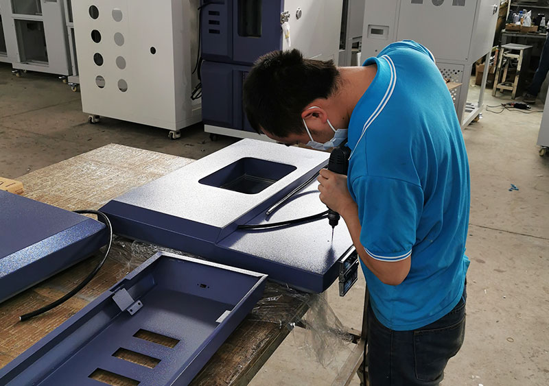 恒溫恒濕試驗(yàn)箱門組裝